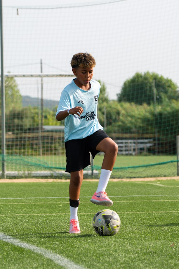 Jugador del campus controlando el balón en el entrenamiento