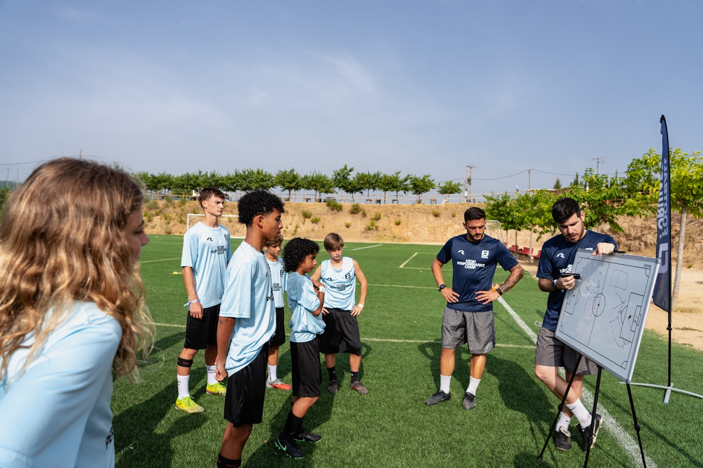 Charla táctica del entrenador con los jugadores del campus